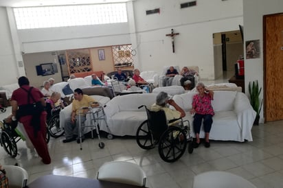 Atendieron de forma directa a los adultos mayores que se encuentran en la Casa del Anciano del Padre Estala. (EL SIGLO DE TORREÓN)