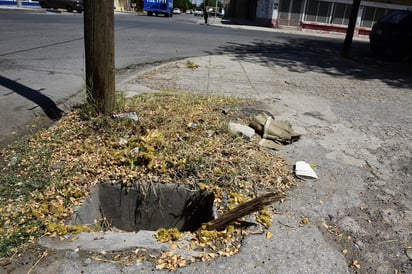 Señalan que esto representa un riesgo para los peatones que caminan por el lugar. (EL SIGLO DE TORREÓN)