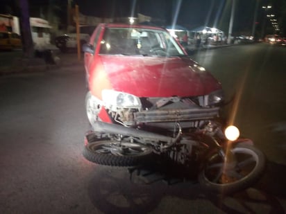 Motociclista y su acompañante terminan en el hospital tras accidente; la responsable circulaba en sentido contrario. (EL SIGLO DE TORREÓN)