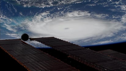 El ciclón ha ganado tamaño y sus vientos huracanados se sienten hasta unos 75 km desde su centro y sus vientos con fuerza de tormenta tropical hasta unos 220 kilómetros. (EFE)