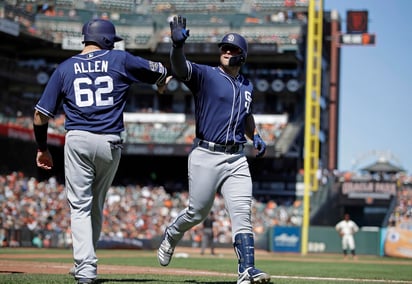 Ty France, celebra con su compañero Austin Allen (i) tras batear un jonrón de tres carreras durante el sexto inning. (AP)