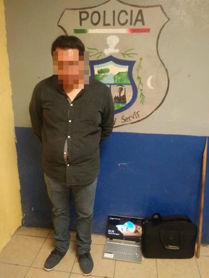 En la petaca llevaba una computadora tipo laptop y otros objetos de valor propiedad del cura junto a un tubo de metal que utilizó para forzar la entrada a la vivienda. (EL SIGLO COAHUILA)