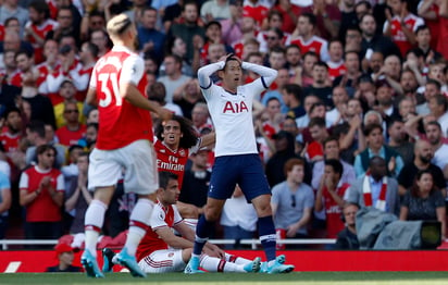 Heung-min Son (d) se lamenta tras fallar una opción al frente en el partido ante los 'Gunners'. (AP)