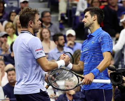 Tras perder los primeros dos sets, Novak Djokovic (d) se retiró durante la tercera manga por una lesión en el hombro izquierdo. (EFE)