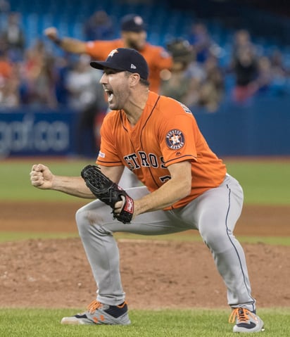 Justin Verlander celebra tras lograr la hazaña ante los Azulejos de Toronto; el lanzador retiró en orden a los últimos 26 bateadores. (AP)