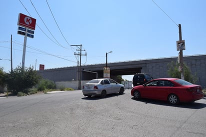 En el bulevar Isidoro Leal de la colonia Los Álamos, se forman largas filas de vehículos en la salida hacia el bulevar Ejército Mexicano; los semáforos son insuficientes y se requieren otras vías de desfogue.