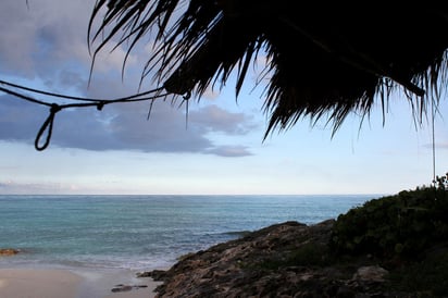 Un canal de bajas presiones, que se extiende desde una zona de inestabilidad en el centro del Golfo de México, favorecerá esta tarde de tormentas fuertes a localmente muy fuertes (50 a 75mm) en el noroeste, oriente, centro y sur de Yucatán. (ARCHIVO)