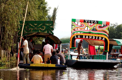 El alcalde de Xochimilco, Juan Carlos Acosta Ruíz, prohibió a partir de hoy la venta y consumo de bebidas alcohólicas en las trajineras que circulan por canales de dicha alcaldía, luego que el domingo un joven murió al caer de una de ellas. (ARCHIVO)