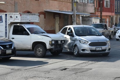 El choque se dio a la mitad del cruce vial, por lo que durante un período de 45 minutos generó problemas con el tráfico de la zona. (EL SIGLO)
