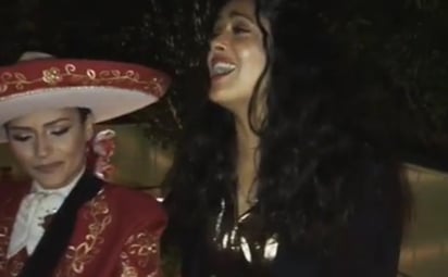 Salma Hayek compartió un video en su cuenta de Instagram donde se ve cómo ha recibido su cumpleaños en Londres, rodeada de sus tradiciones mexicanas. (INSTAGRAM)