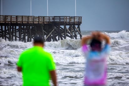 Este miércoles rolará hacia el norte, mientras avanza en paralelo a la costa de Florida y antes de amenazar el litoral de los estados de Georgia y Carolina del Sur ese día y el de Carolina del Norte el jueves. (EFE)