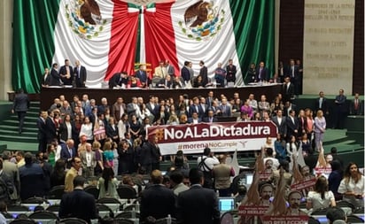 Los panistas y los priistas tomaron la tribuna con una gran manta que se lee '#NoalaDictadura', además en los curules de los priistas portan imágenes con Francisco I. Madero y la frase: 'Sufragio Efectivo No Reelección'. (EL UNIVERSAL)