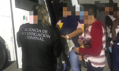 Entre los extranjeros se encontraban 43 menores que viajaban en un autobús de turismo rumbo a la frontera con Estados Unidos. (EL UNIVERSAL)