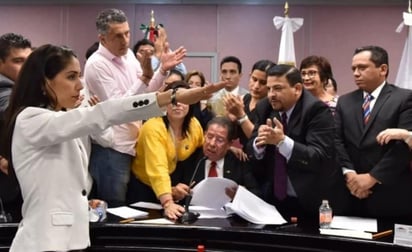 Los policías resguardaron en todo momento a los diputados morenistas y se enfrentaron a empujones, gritos y jalones con los panistas. (EL UNIVERSAL)