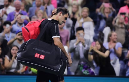 Roger Federer dejó ir la ventaja y cayó ayer 3-6, 6-4, 3-6, 6-4, 6-2 ante Grigor Dimitrov. (AP)