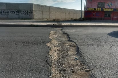 La abertura en el pavimento representa un riesgo para los conductores que transitan por el lugar. (EL SIGLO DE TORREÓN)