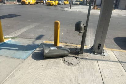 El bote ubicado en la esquina de la calle Acuña y avenida Matamoros estaba dañado y finalmente terminó por caer. (EL SIGLO DE TORREÓN)