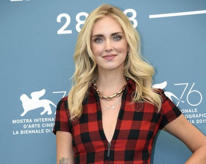 La italiana Chiara Ferragni, considerada la 'influencer' de moda más importante del mundo, pasó hoy, miércoles, por Venecia para asistir al estreno de un documental sobre su vida en la Mostra, convirtiéndose en la estrella de la jornada. (ARCHIVO)