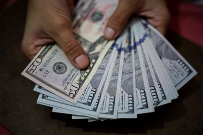 Este miércoles, el dólar libre inicia la sesión con 22 centavos menos, respecto al cierre previo para venderse hasta en 20.15 pesos en bancos de la ciudad de México y se ofrece en un mínimo de 19.08 pesos. (ARCHIVO)