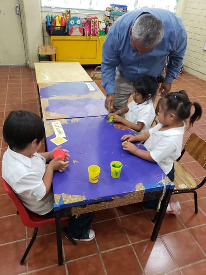 Eugenio Bernal, docente del CAM 22, señaló que dicha institución es una escuela pública, aunque se maneja de forma diferente al resto de las instituciones educativas. (EL SIGLO COAHUILA)