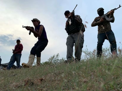 Desde jóvenes hasta personas de avanzada edad se turnan en grupos nutridos para impedir desde el cerro, donde han instalado sus trincheras, que se les meta 'la maña'. (EL UNIVERSAL)