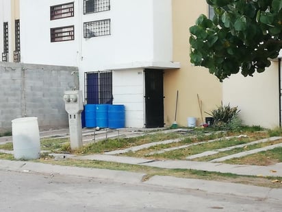 Una vecina, Verónica Hernández, comentó que tienen que comprar agua purificada para poder realizar las labores de higiene personal, así como para la limpieza del hogar.
(EL SIGLO DE TORREÓN)