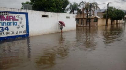 La colonia Fuentes del Sur fue una de las que registraron encharcamientos importantes de agua, tal como lo constató el Siglo de Torreón en un recorrido