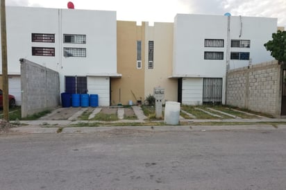 Algunos vecinos esperaban la llegada de pipas con agua. (EL SIGLO DE TORREÓN)