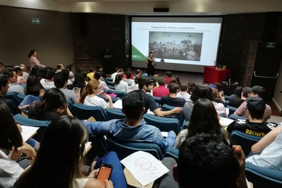 Imparten plática sobre los prejuicios que hay contra migrantes en el mundo a estudiantes de la UIA. (VIRGINIA HERNÁNDEZ)