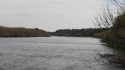 Agentes de la Patrulla Fronteriza en Eagle Pass rescataron el cuerpo sin vida de un hombre de las aguas del río Bravo. (EL SIGLO COAHUILA)