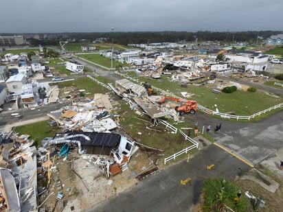 Han sufrido las primeras consecuencias de la inminente llegada del huracán Dorian, con más de 200,000 cortes de electricidad y cientos de calles bloqueadas. (AP)