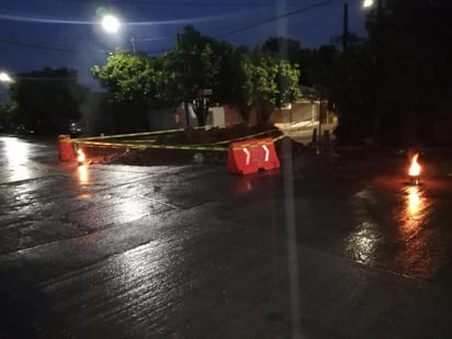 Las cuadrillas de Sideapa estuvieron poniendo señalamientos en los baches, en los agujeros donde se podía ocasionar un accidente. (EL SIGLO DE TORREÓN)