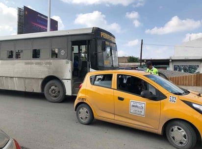 El accidente se presentó en el bulevar Revolución entre las calles 25 y 24 con dirección al poniente del municipio de Torreón. (EL SIGLO DE TORREÓN)
