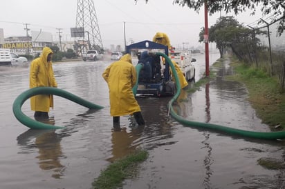 El encargado del Sideapa señaló que hubo una gran acumulación de basura en las alcantarillas, lo que causó taponamientos. (FABIOLA P. CANEDO/EL SIGLO DE TORREÓN)