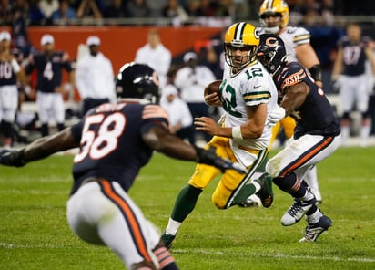 Aaron Rodgers (c) tuvo una actuación discreta, pero mandó un pase de anotación en la victoria de Green Bay 10-3 sobre Chicago. (AP)