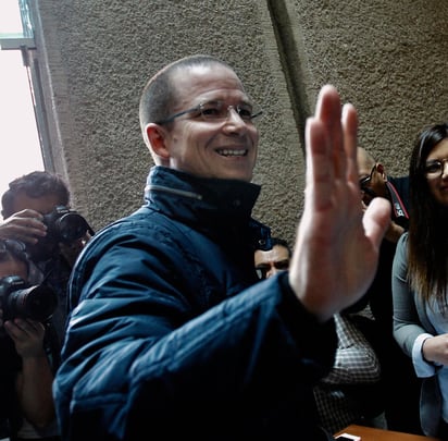 Estudiantes de la Facultad de Ciencias Políticas y Sociales de la UNAM se manifiestan en las instalaciones del plantel en contra de que el excandidato presidencial Ricardo Anaya imparta clases en un diplomado en la máxima casa de estudios. (ARCHIVO)