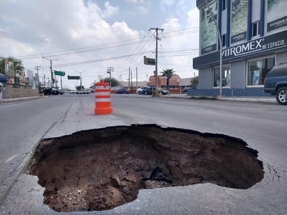 Automovilistas y transportistas reportaron un socavón en la zona, aproximadamente de tres metros de profundidad por otros tres de ancho. (EL SIGLO DE TORREÓN)