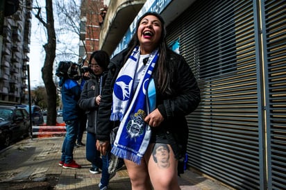 Los hinchas de Gimnasia, hacen largas filas para ser socios del club y comprar la playera con el nombre de Maradona. (EFE)