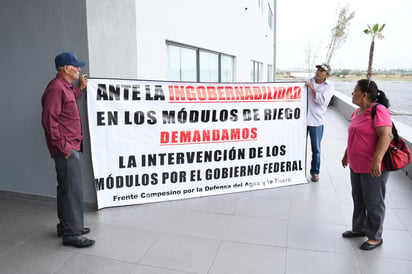 Organizaciones campesinas en la Comarca Lagunera armaron diversas protestas en el Centro de Convenciones de Torreón, esto en el marco del Foro Regional: 'Rumbo a la nueva construcción de una nueva Ley General de Aguas', mismo que organizaron diputados federales y funcionarios de la Comisión Nacional del Agua en ese sitio. (EL SIGLO DE TORREÓN/FERNANDO COMPEÁN)