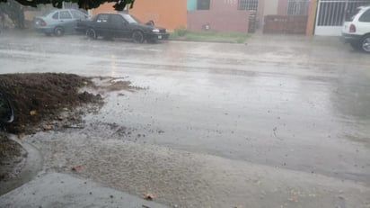 Los vientos desplazan la lluvia a la zona centro de la ciudad. (FERNANDO COMPEAN)
