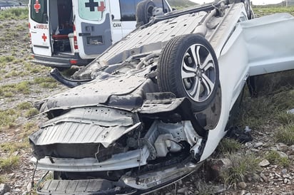 El vehículo sedán de la marca Honda se salió del camino y dio varios giros hasta terminar sobre su toldo.