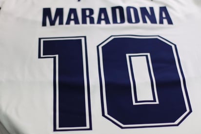 La venta de playeras con el nombre y número de Diego Armando se vende al por mayor en la sede de Gimnasia La Plata. (ESPECIAL)