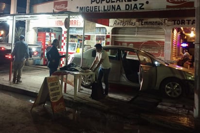 Conductora protagoniza aparatoso accidente; derriba una sombra y parte de dos locales.