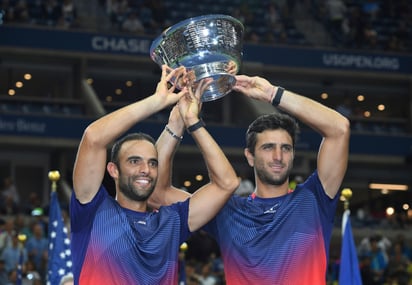 Juan Sebastián Cabal (i) y Robert Farah se impusieron 6-4, 7-5 a Marcel Granollers y Horacio Zeballos para lograr el título. (AP)