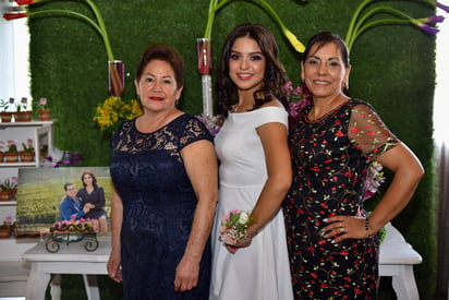 La futura esposa y las asistentes disfrutaron una amena tarde de damas.