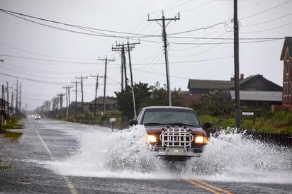 A 'Dorian' lo acompañan este sábado en el Atlántico la tormenta tropical Gabrielle y una depresión tropical.
(EFE)