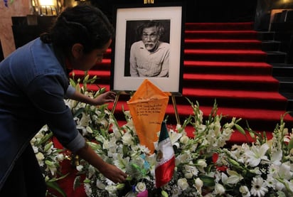 Con flores, papalotes y canciones, se homenajeo al pintor mexicano en el Palacio de Bellas artes de Ciudad de México. CORTESÍA, EFE) 