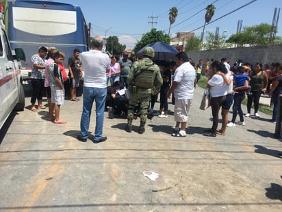 Al lugar arribaron dos ambulancias de la Cruz Roja para atender a una decena de personas que presentaban golpes y heridas tras el accidente.
