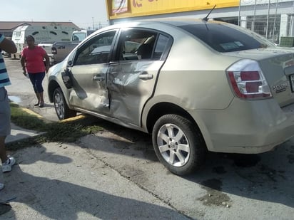 La mujer brincó el bordo de protección y se atravesó en la circulación del Diagonal de Las Fuentes al confundir los pedales del vehículo. (EL SIGLO DE TORREÓN)