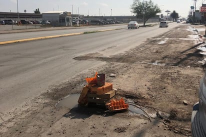 Los colonos optaron por improvisar señalética para los automovilistas que circulan por la avenida. (EL SIGLO DE TORREÓN)